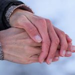piros, repedezett bőr a kézen télen